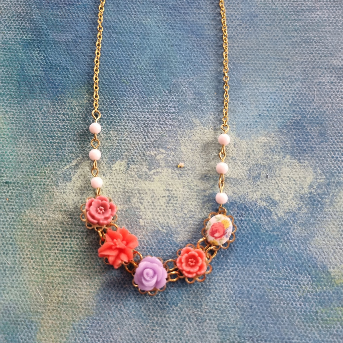 Lille halskæde #9 - Hårpynt med blomster og perler til bryllup, konfirmation og fest