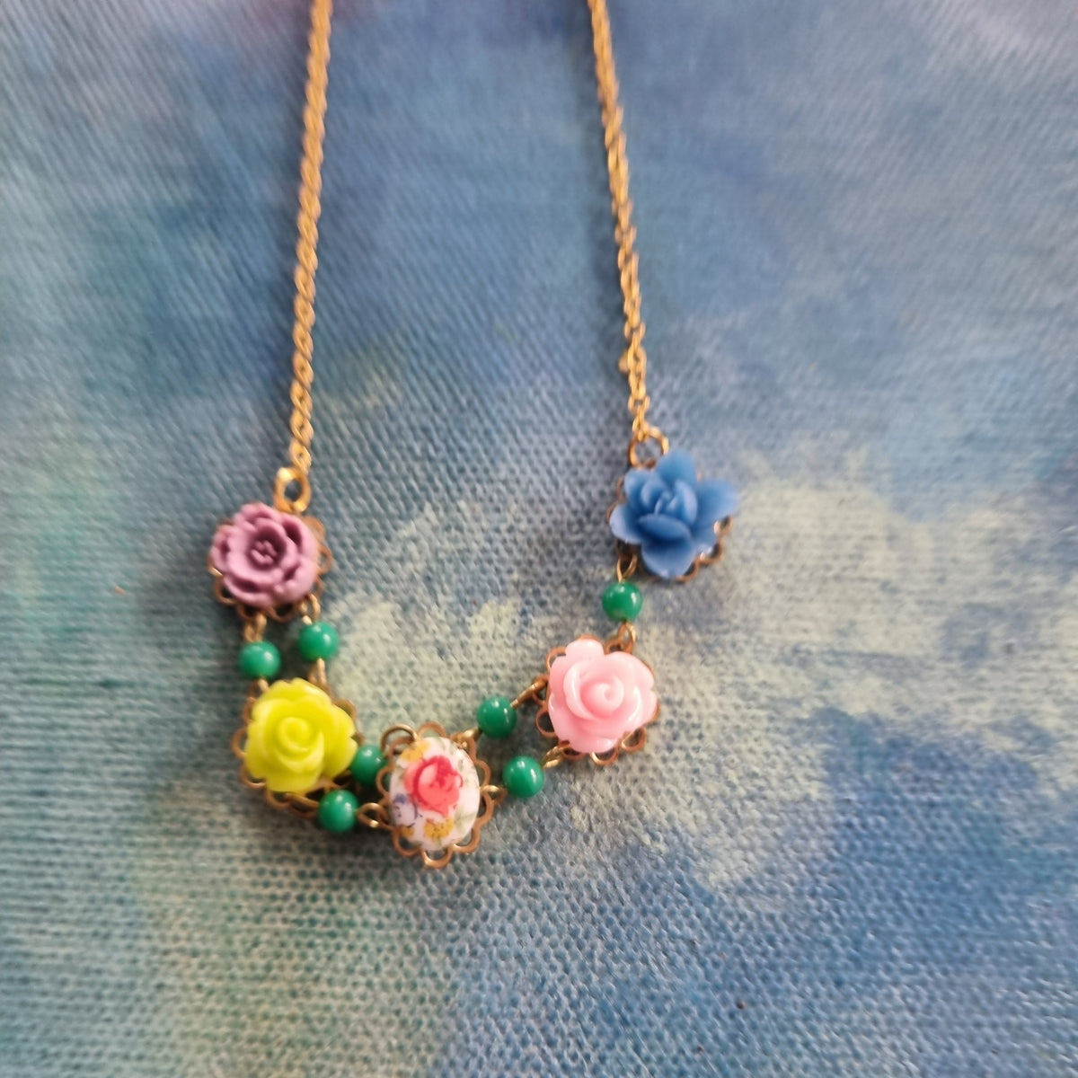 Lille halskæde #6 - Hårpynt med blomster og perler til bryllup, konfirmation og fest