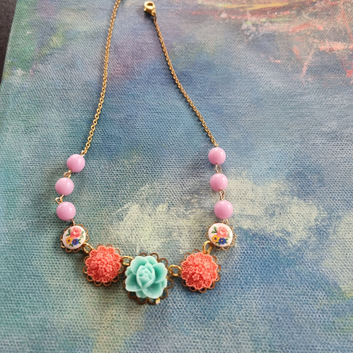 Lille halskæde #5 - Hårpynt med blomster og perler til bryllup, konfirmation og fest