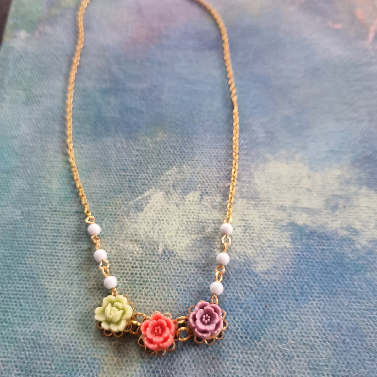Lille halskæde #3 - Hårpynt med blomster og perler til bryllup, konfirmation og fest