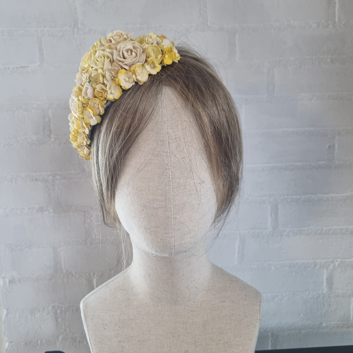 Vintageinspireret hat med blomster i gul - Hårpynt med blomster og perler til bryllup, konfirmation og fest