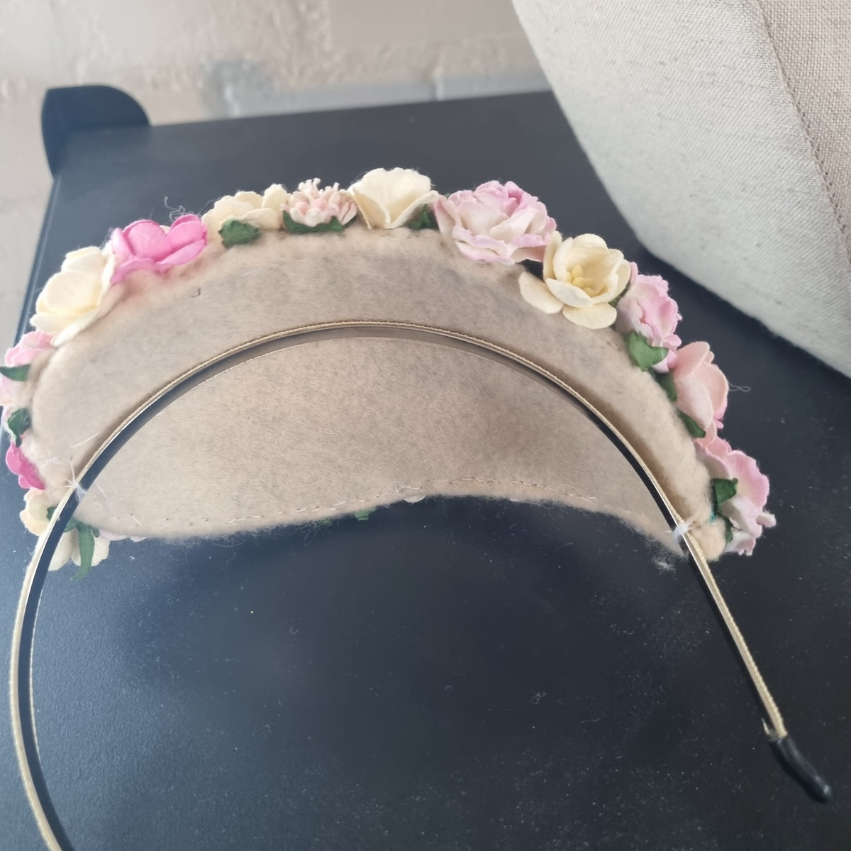 Fascinator med lyserøde blomster i papir - Hårpynt med blomster og perler til bryllup, konfirmation og fest