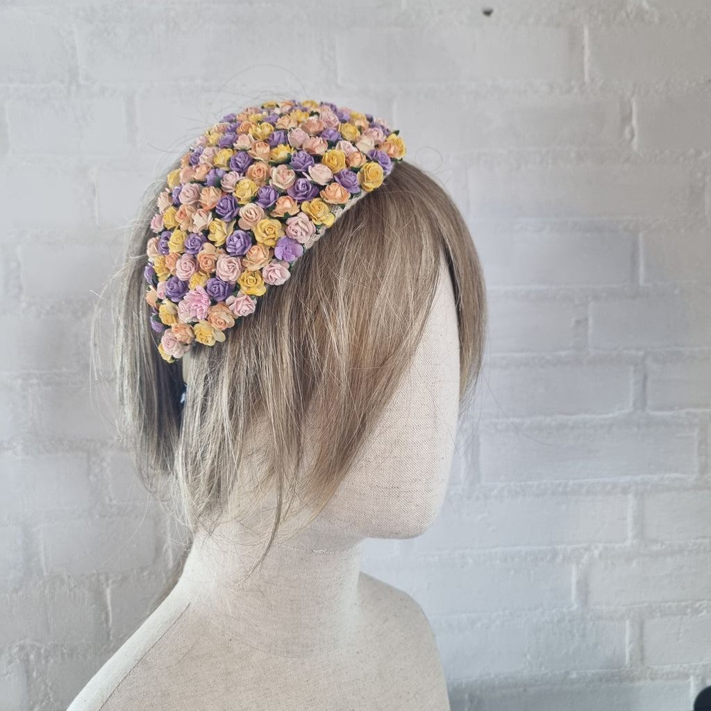 Fascinator med små pastelfarvede roser – Cloudcake