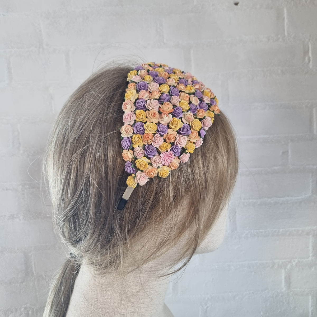 Fascinator med små pastelfarvede roser – Cloudcake