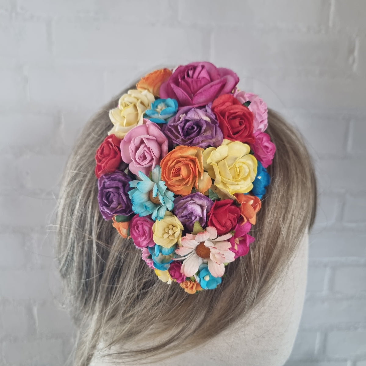 Farverig fascinator - Hårpynt med blomster og perler til bryllup, konfirmation og fest