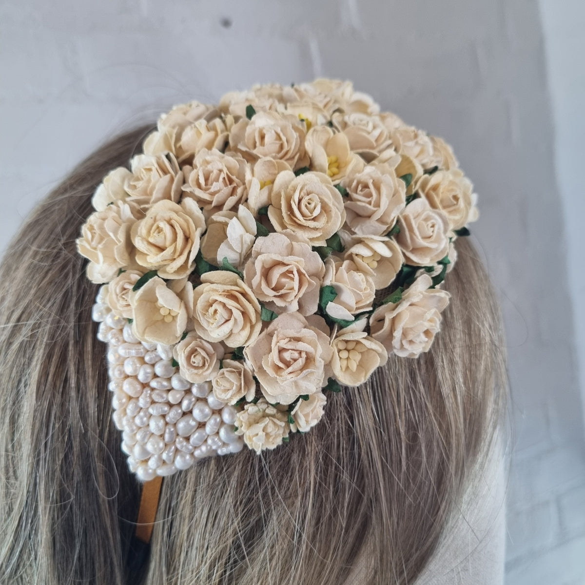 Fin hvid fascinator med perler - Hårpynt med blomster og perler til bryllup, konfirmation og fest