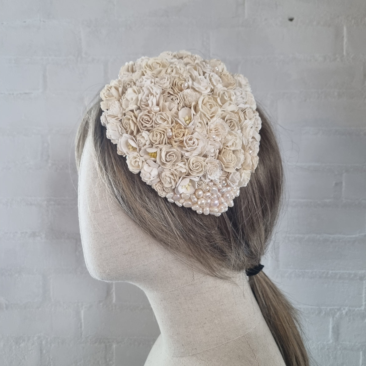 Hårpynt til bryllup - Håndlavet headpiece til brud med hvide blomster og perler - Hårpynt med blomster og perler til bryllup, konfirmation og fest