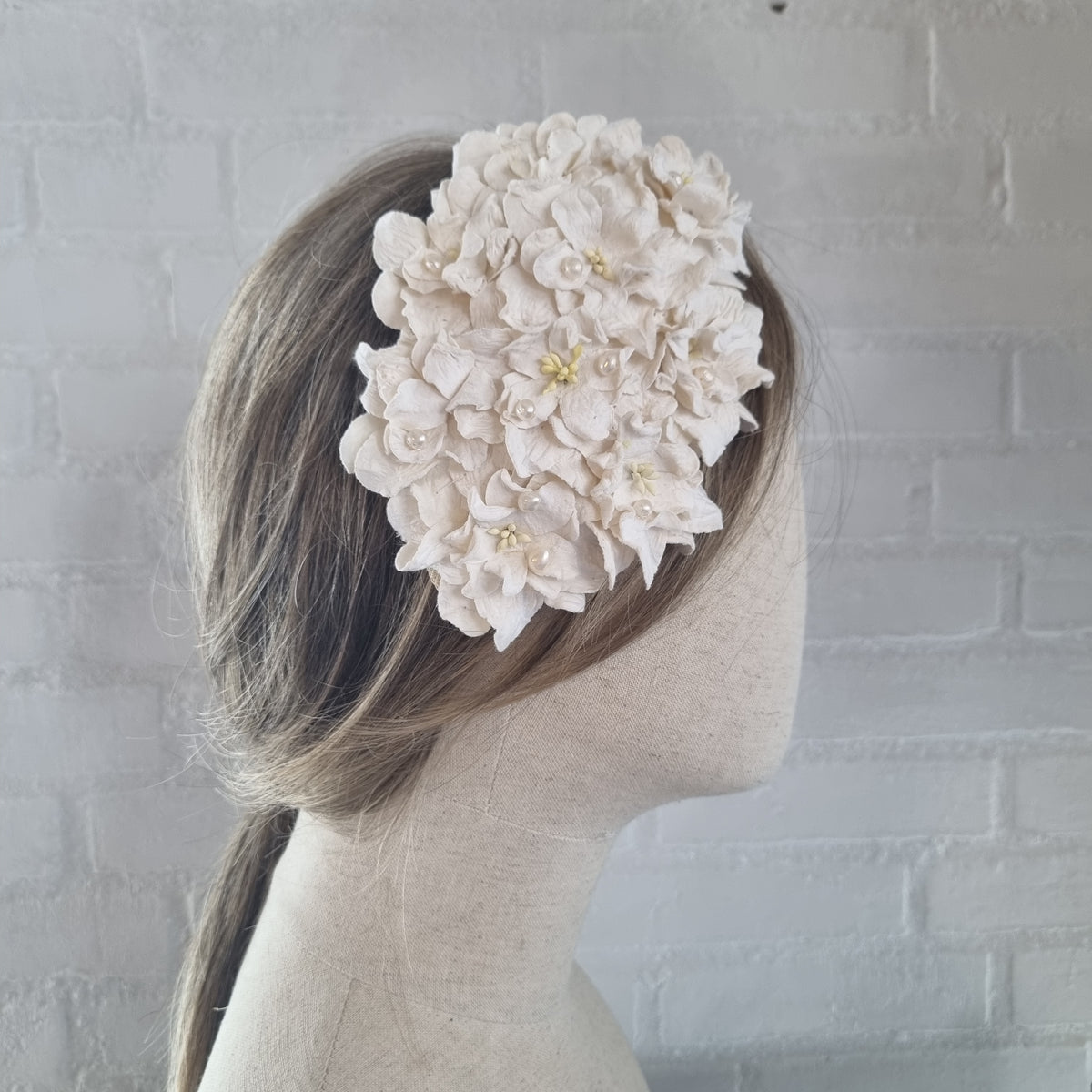 Fantastisk håndlavet fascinator med gardenia - Hårpynt med blomster og perler til bryllup, konfirmation og fest