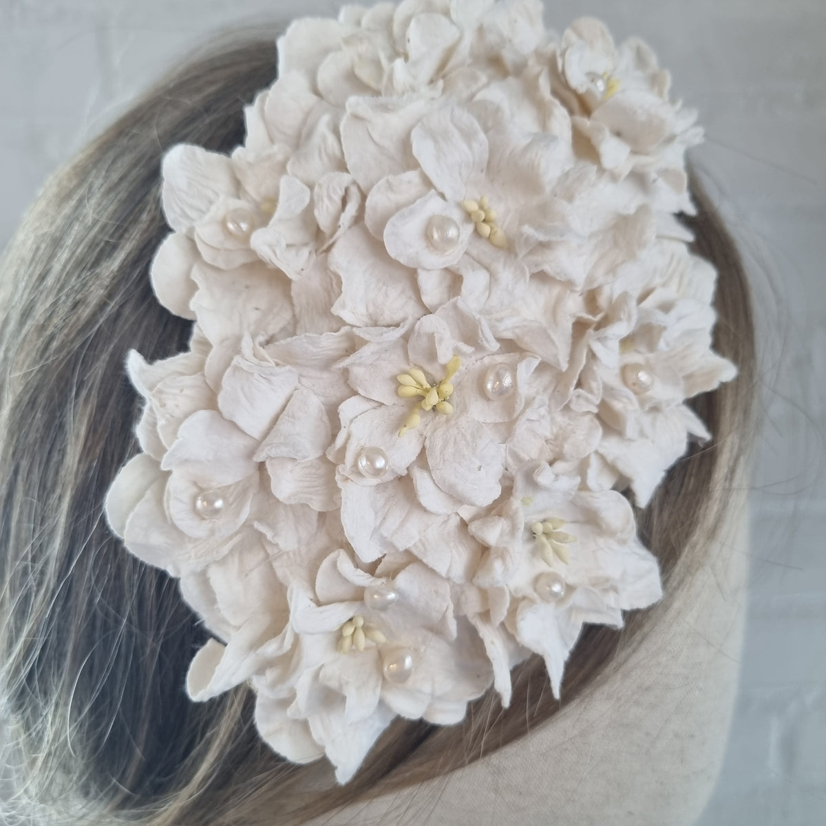 Fantastisk håndlavet fascinator med gardenia - Hårpynt med blomster og perler til bryllup, konfirmation og fest