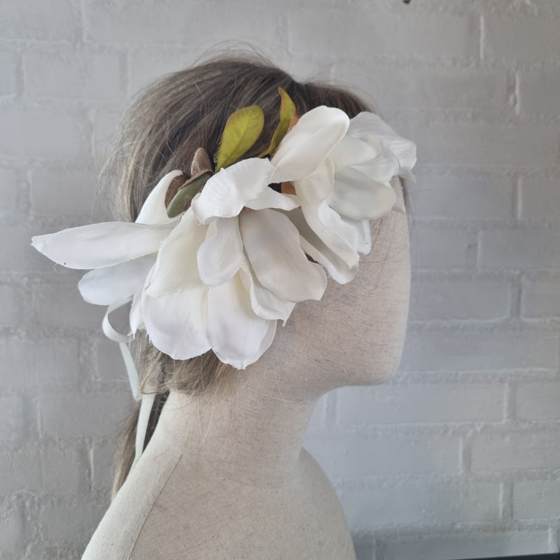 Krans med magnolie - Hårpynt med blomster og perler til bryllup, konfirmation og fest