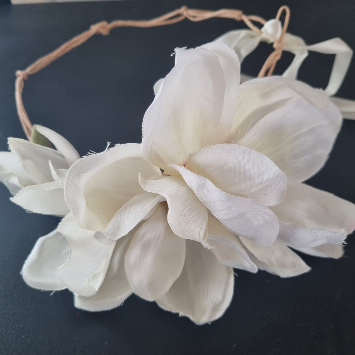 Krans med magnolie - Hårpynt med blomster og perler til bryllup, konfirmation og fest