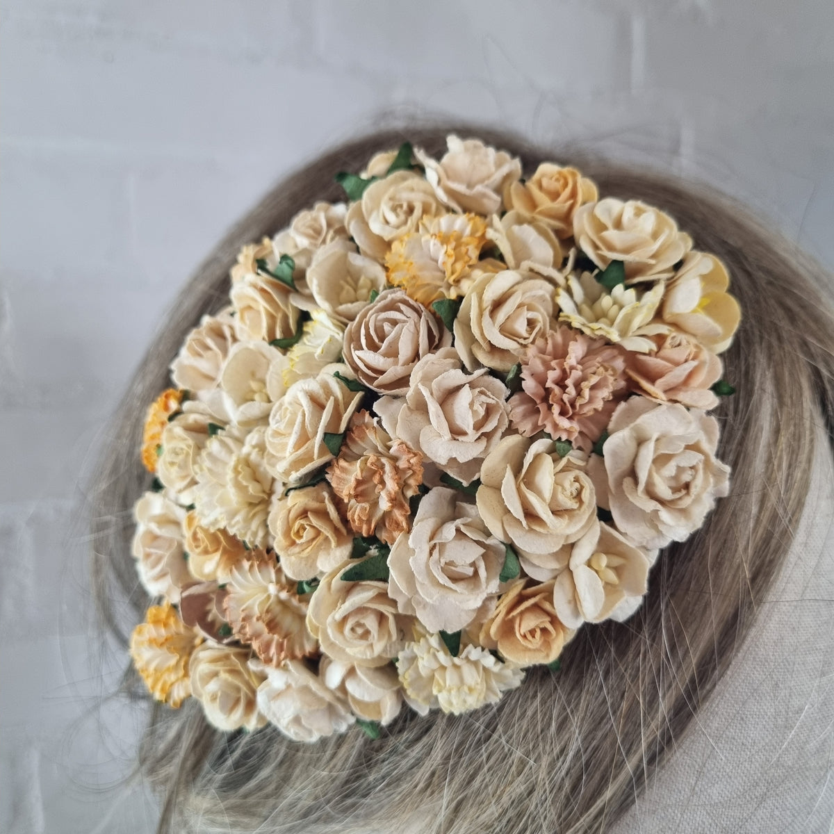 Fascinator i beige nuancer - Hårpynt med blomster og perler til bryllup, konfirmation og fest