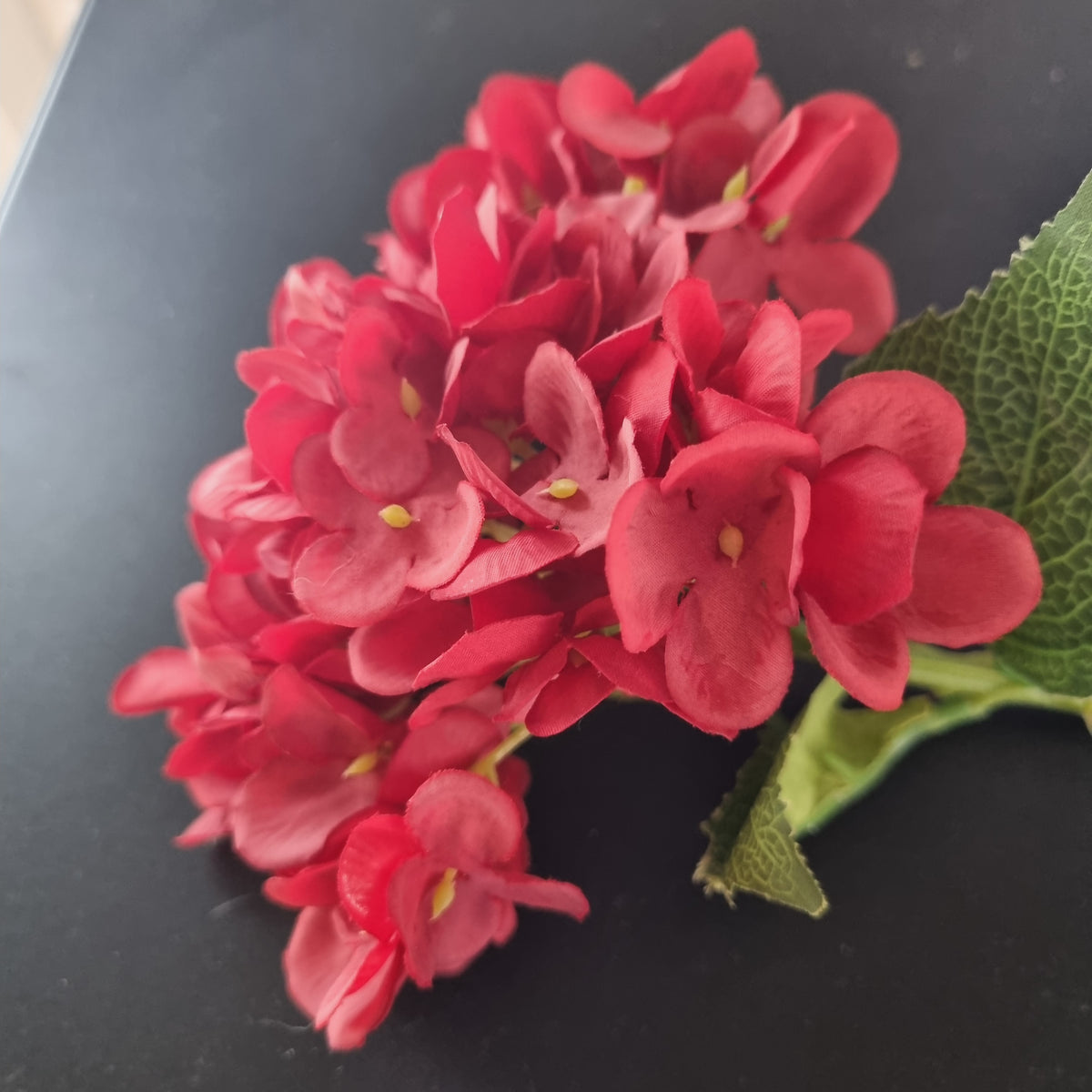 Hortensia - rød - Hårpynt med blomster og perler til bryllup, konfirmation og fest