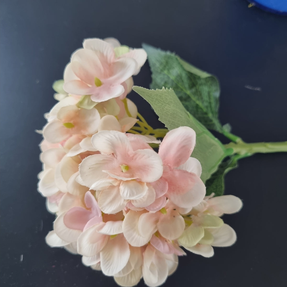 Hortensia - hvid/blush - Hårpynt med blomster og perler til bryllup, konfirmation og fest
