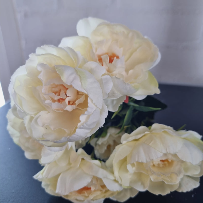 Blomsterbuket - hvid - Hårpynt med blomster og perler til bryllup, konfirmation og fest