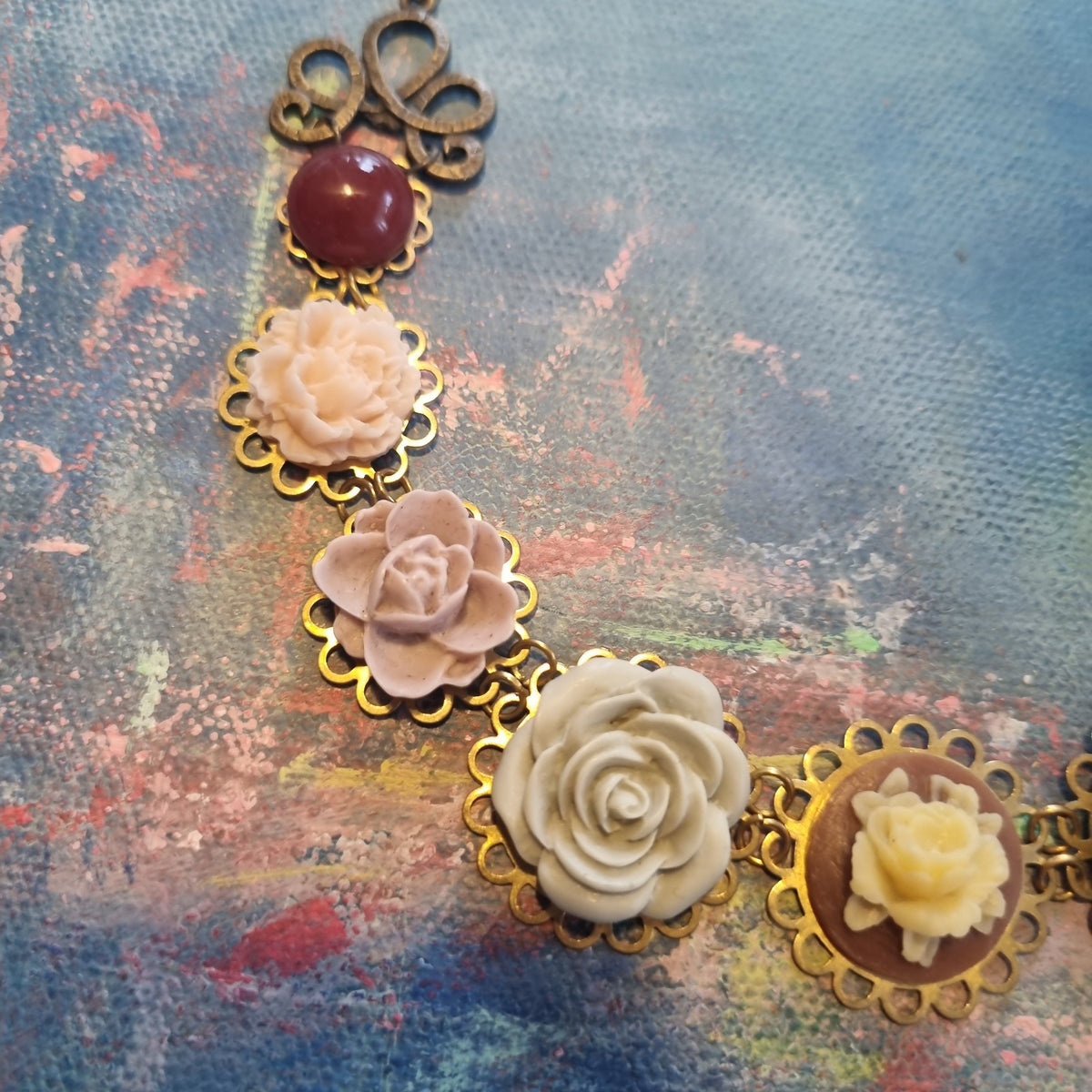 Halskæde i fine farver - Hårpynt med blomster og perler til bryllup, konfirmation og fest