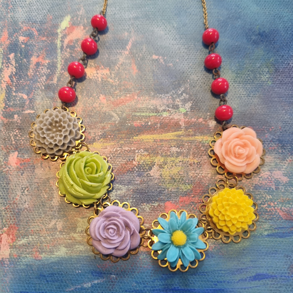 Den fineste halskæde i skønne farver - Hårpynt med blomster og perler til bryllup, konfirmation og fest