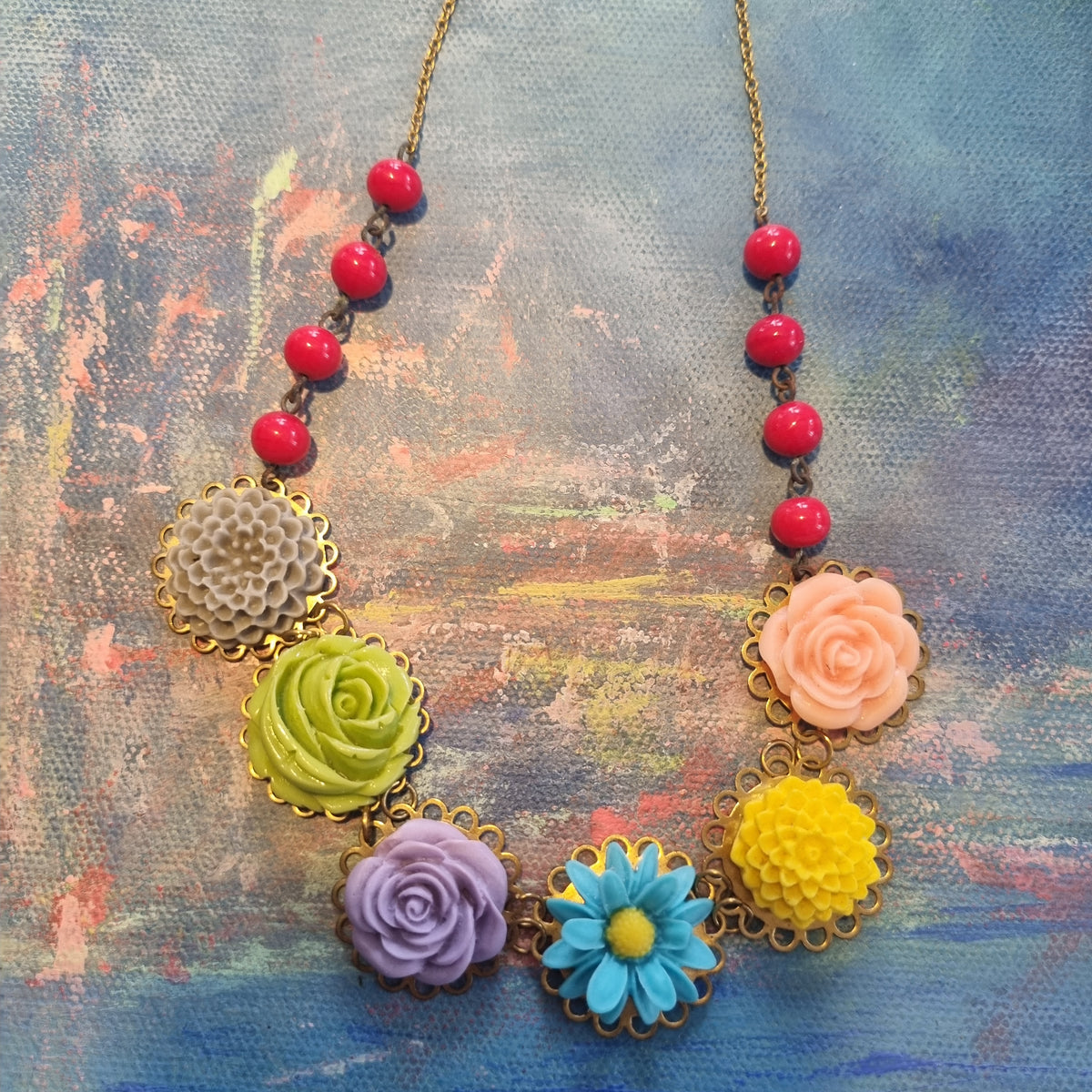 Den fineste halskæde i skønne farver - Hårpynt med blomster og perler til bryllup, konfirmation og fest