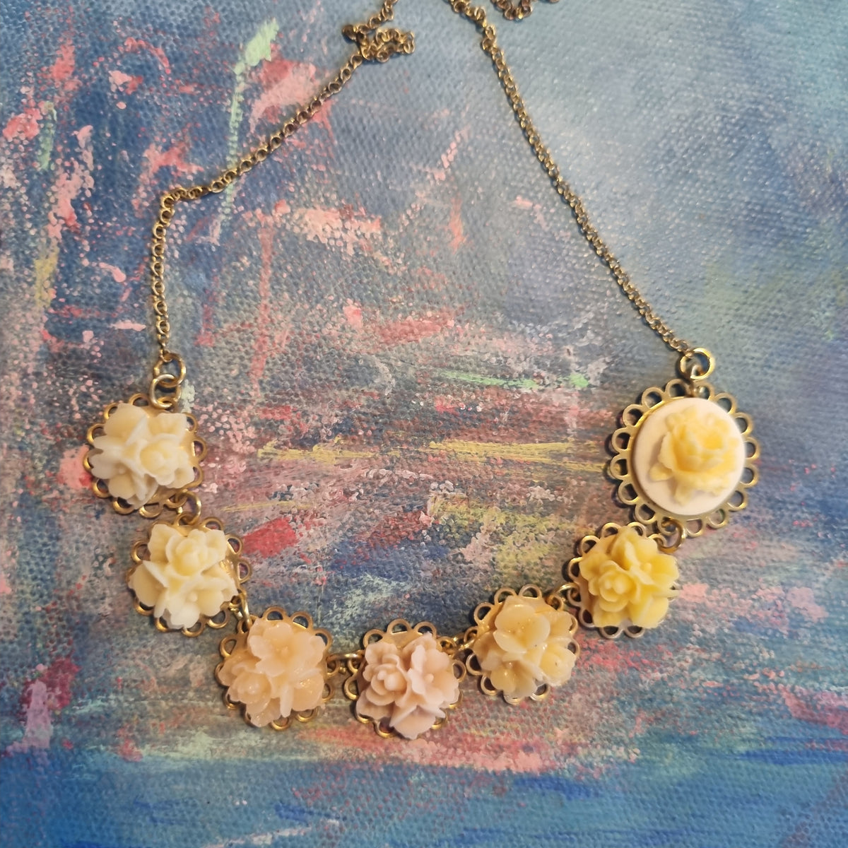 Fin halskæde i hvide nuancer - Hårpynt med blomster og perler til bryllup, konfirmation og fest