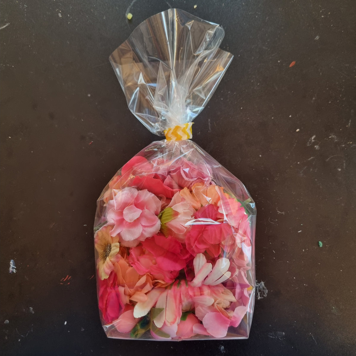 Pose med pink /lyserøde blomster - Hårpynt med blomster og perler til bryllup, konfirmation og fest