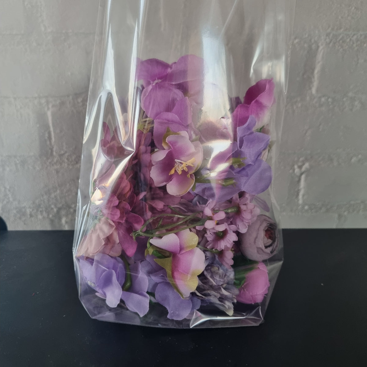 Samling af lilla blomster - Hårpynt med blomster og perler til bryllup, konfirmation og fest