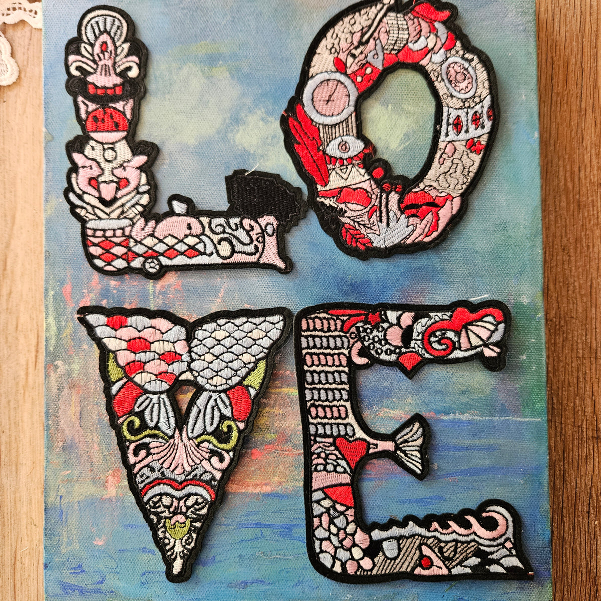 Strygemærke 'LOVE' - Hårpynt med blomster og perler til bryllup, konfirmation og fest