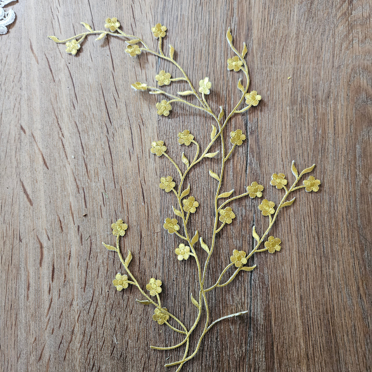 Guld applikation - Hårpynt med blomster og perler til bryllup, konfirmation og fest