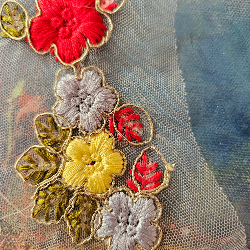 Smukt broderi til påsyning - Hårpynt med blomster og perler til bryllup, konfirmation og fest