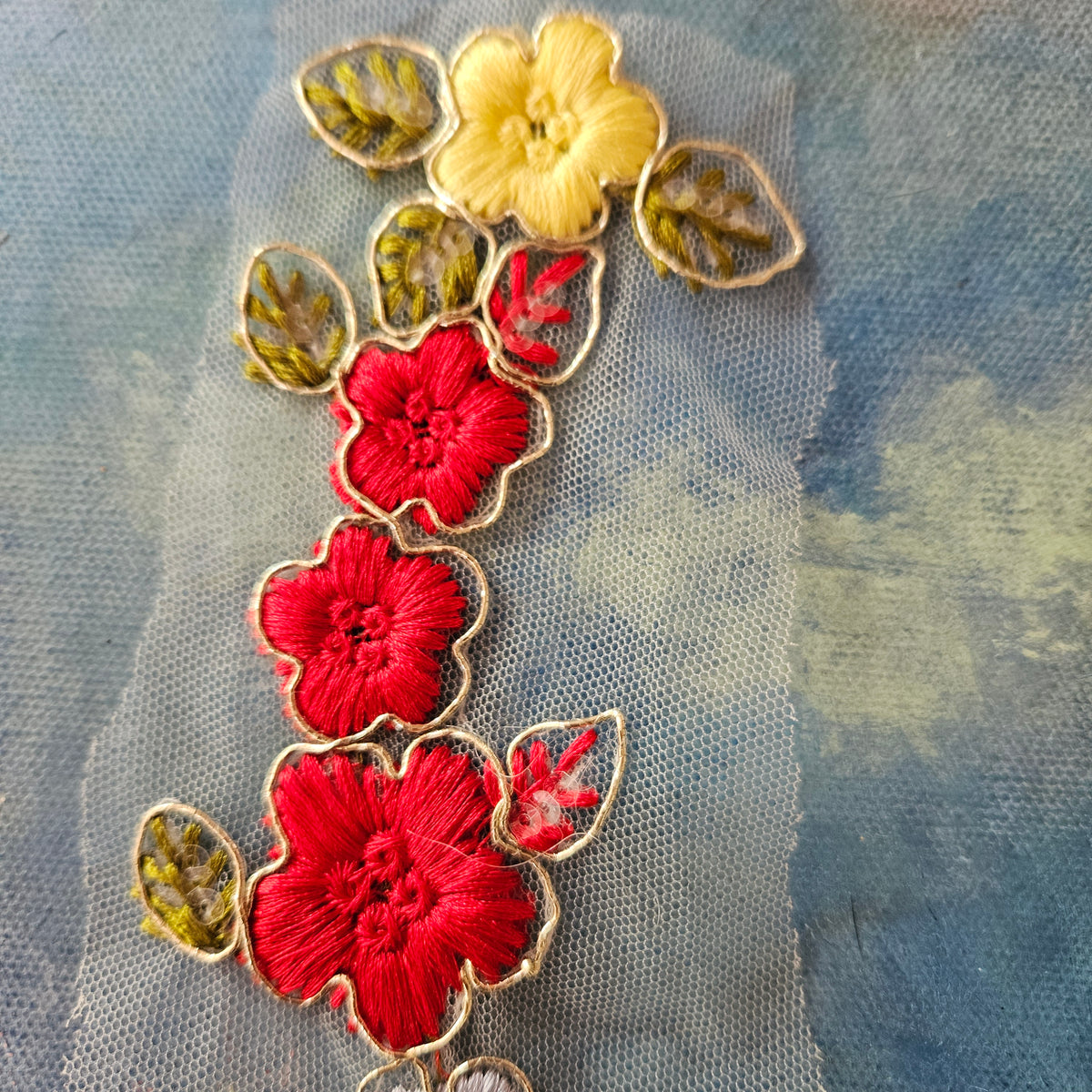 Smukt broderi til påsyning - Hårpynt med blomster og perler til bryllup, konfirmation og fest