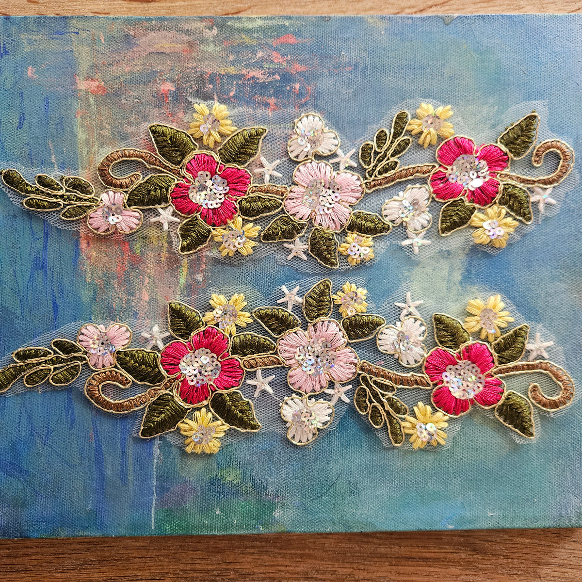 Sæt med to broderier til påsyning - Hårpynt med blomster og perler til bryllup, konfirmation og fest