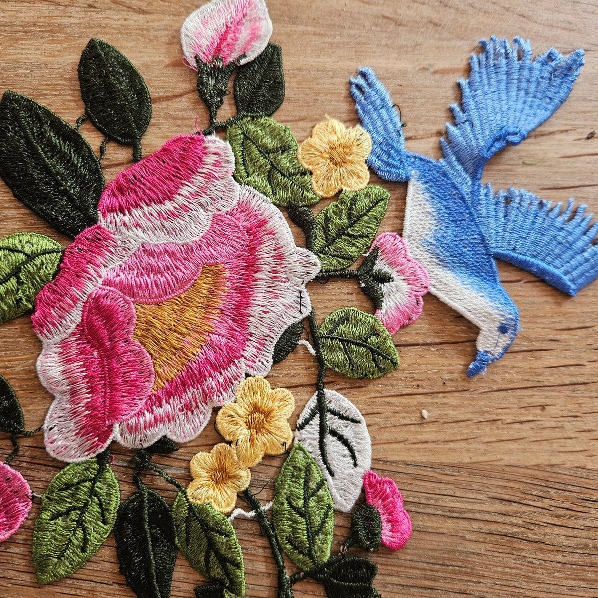 Applikation med blomster og fugle - Hårpynt med blomster og perler til bryllup, konfirmation og fest