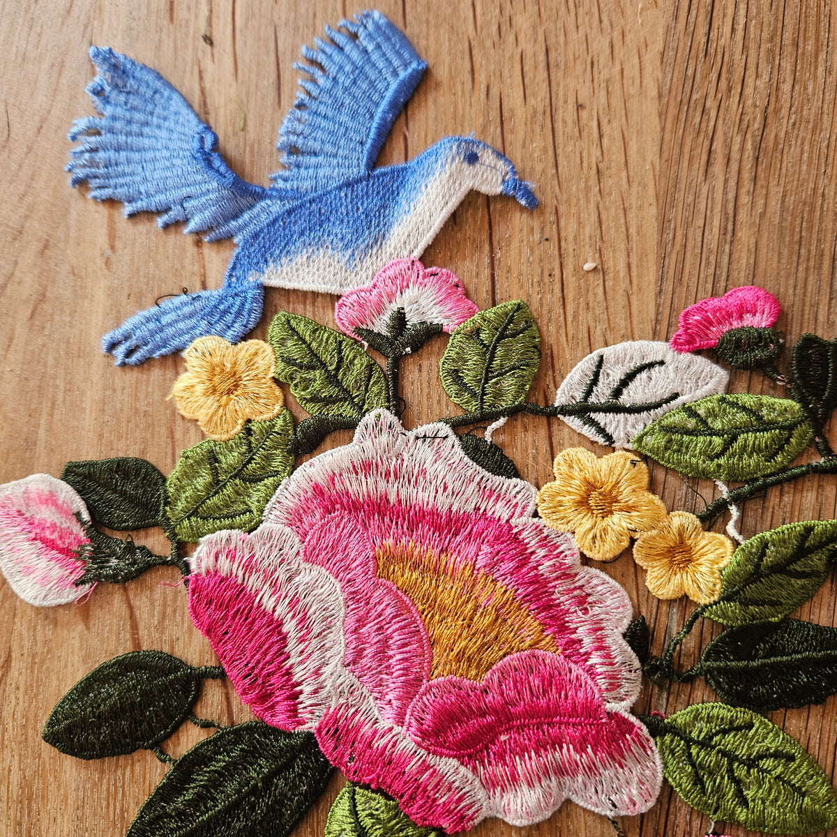 Applikation med blomster og fugle - Hårpynt med blomster og perler til bryllup, konfirmation og fest