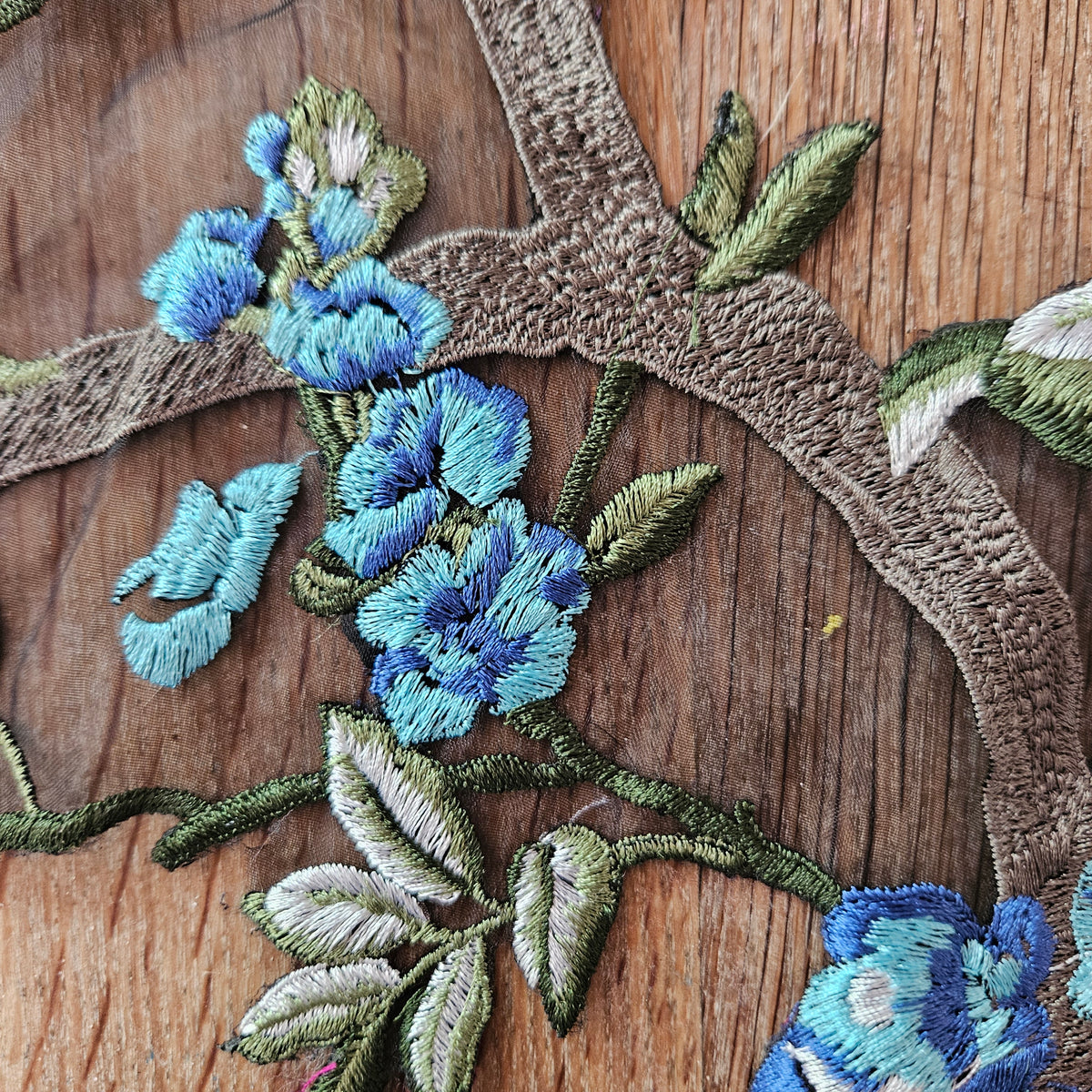 Symærke med blomster - Hårpynt med blomster og perler til bryllup, konfirmation og fest