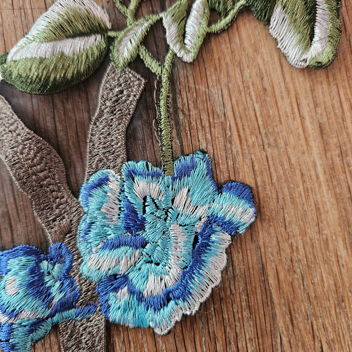 Symærke med blomster - Hårpynt med blomster og perler til bryllup, konfirmation og fest