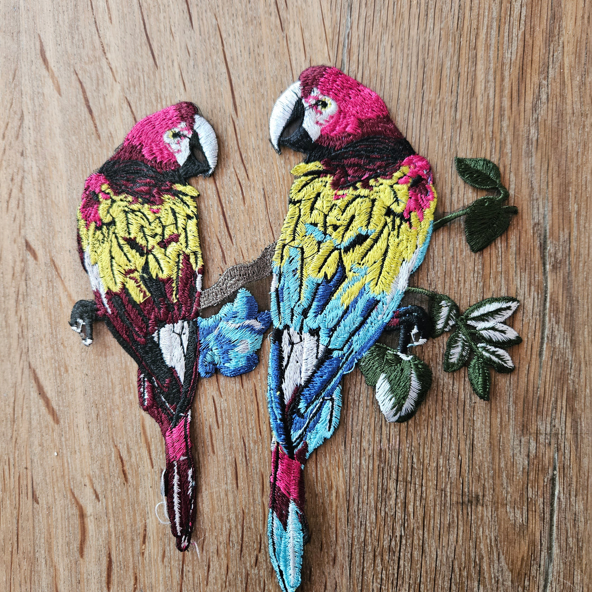 Applikation med papegøjer - Hårpynt med blomster og perler til bryllup, konfirmation og fest