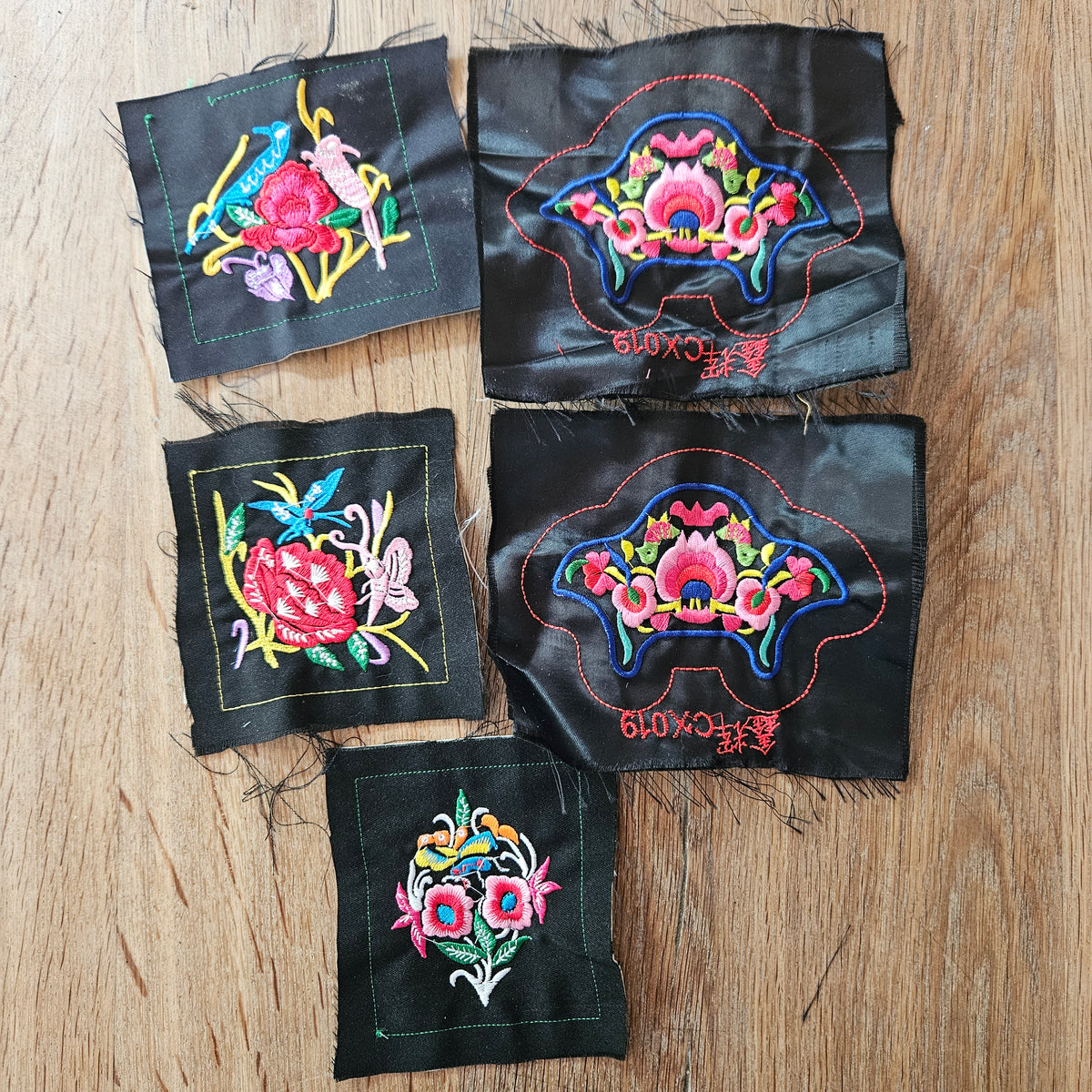 Samling af stoflapper - Hårpynt med blomster og perler til bryllup, konfirmation og fest