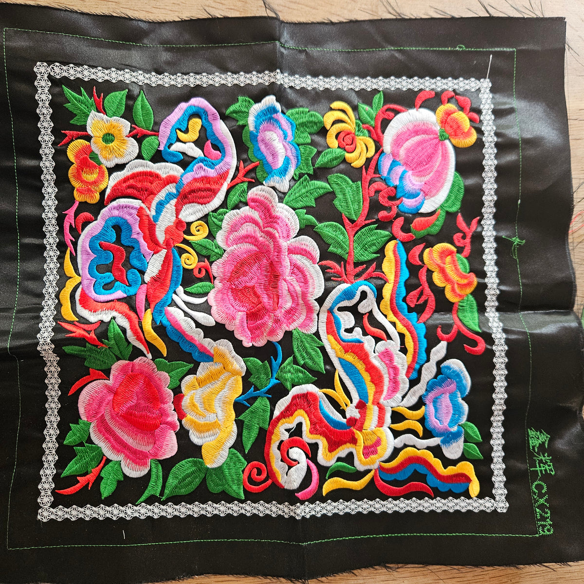 Stofstykke - Hårpynt med blomster og perler til bryllup, konfirmation og fest