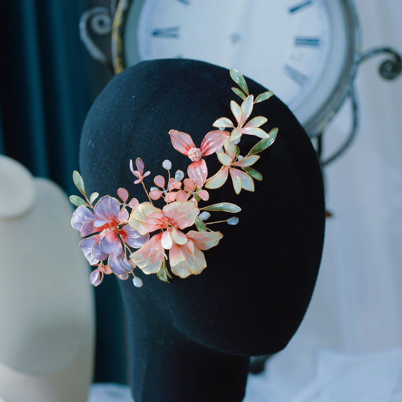 Stort hårsmykke med blomster - Hårpynt med blomster og perler til bryllup, konfirmation og fest