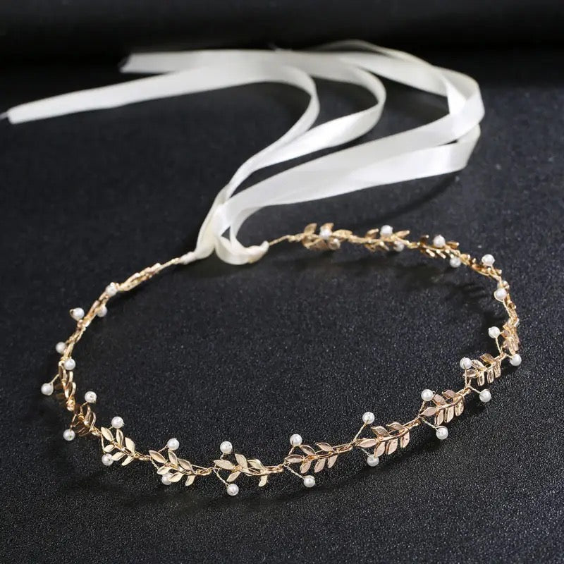 Fin hårkæde med guld og hvide perler - Hårpynt med blomster og perler til bryllup, konfirmation og fest