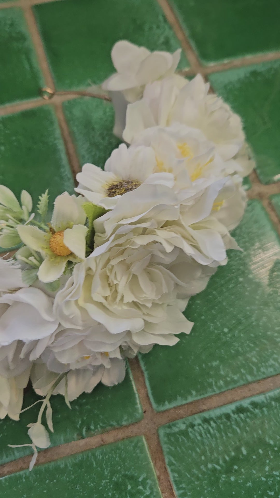 Blomsterkrone - Hårpynt med blomster og perler til bryllup, konfirmation og fest