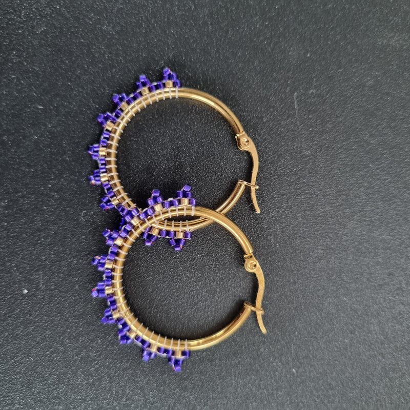 Små mørkeblå/lilla perlehoops - Hårpynt med blomster og perler til bryllup, konfirmation og fest