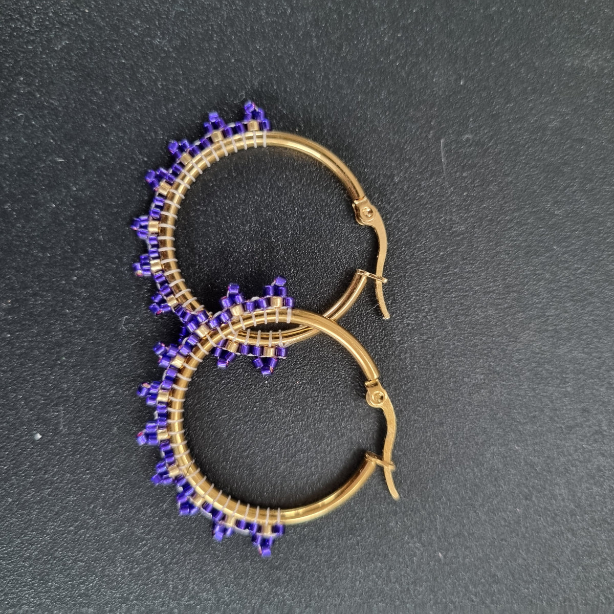 Små mørkeblå/lilla perlehoops - Hårpynt med blomster og perler til bryllup, konfirmation og fest