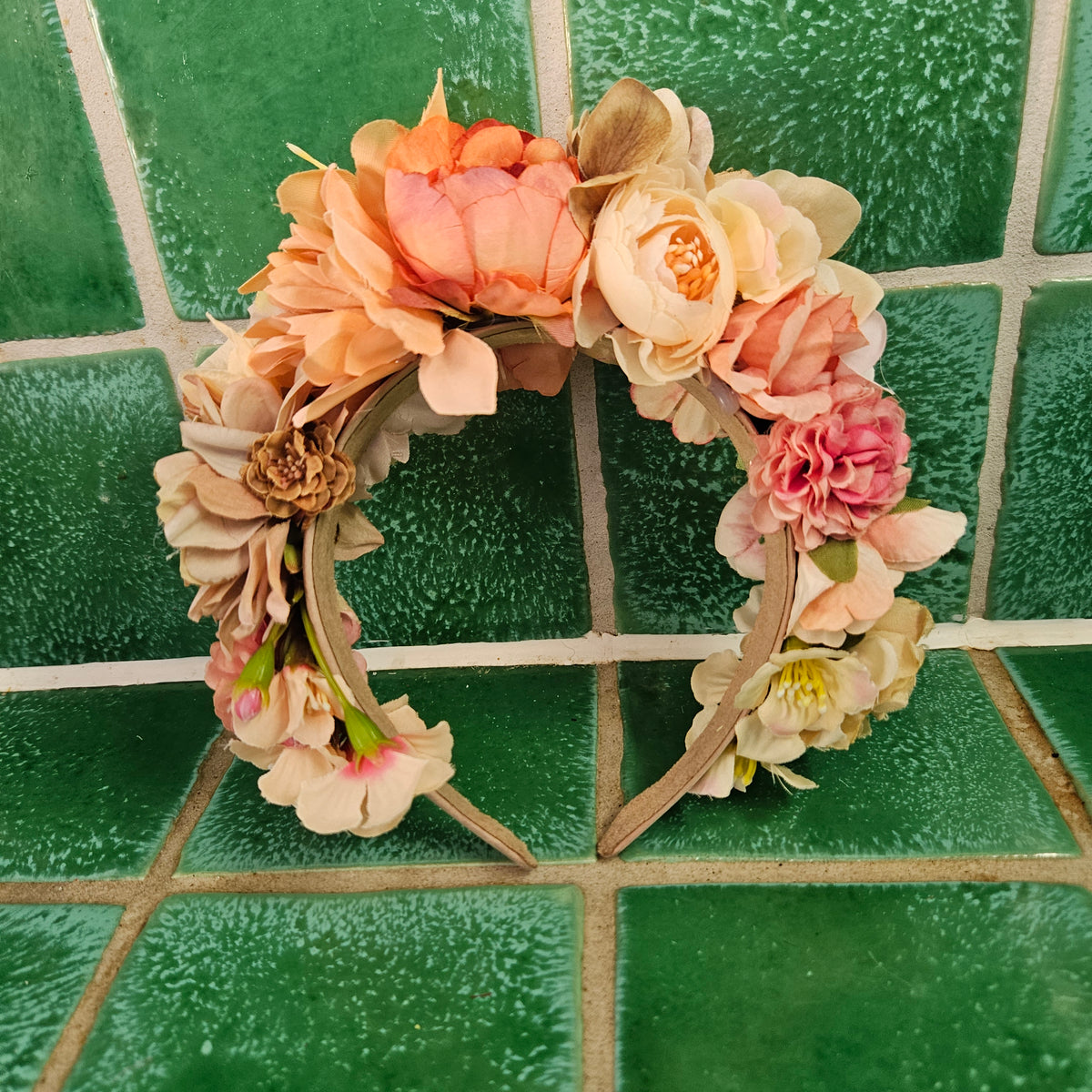 Blomsterkrone - Hårpynt med blomster og perler til bryllup, konfirmation og fest