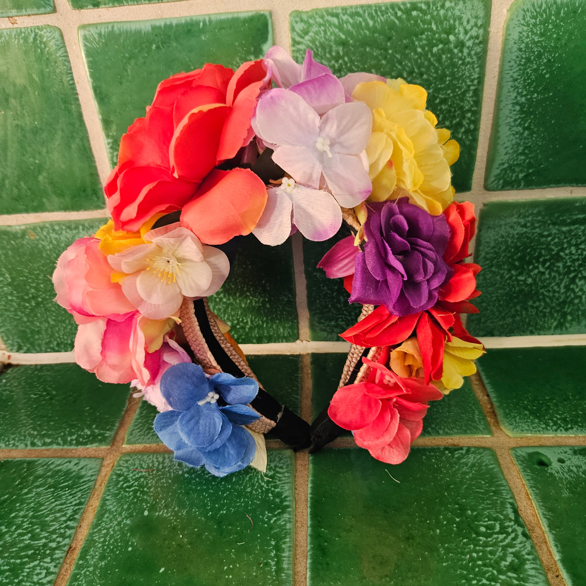 Blomsterkrone - Hårpynt med blomster og perler til bryllup, konfirmation og fest