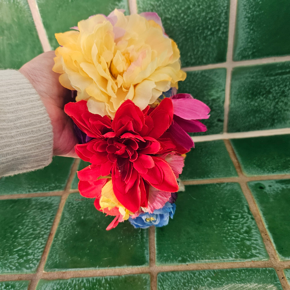 Blomsterkrone - Hårpynt med blomster og perler til bryllup, konfirmation og fest