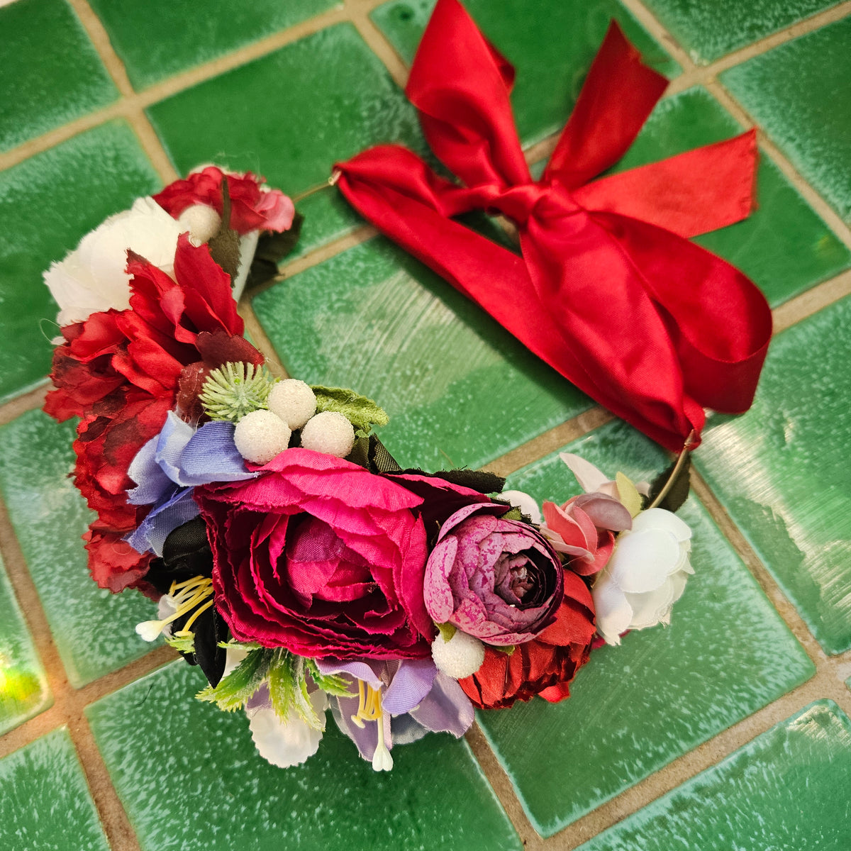 Blomsterkrone - Hårpynt med blomster og perler til bryllup, konfirmation og fest