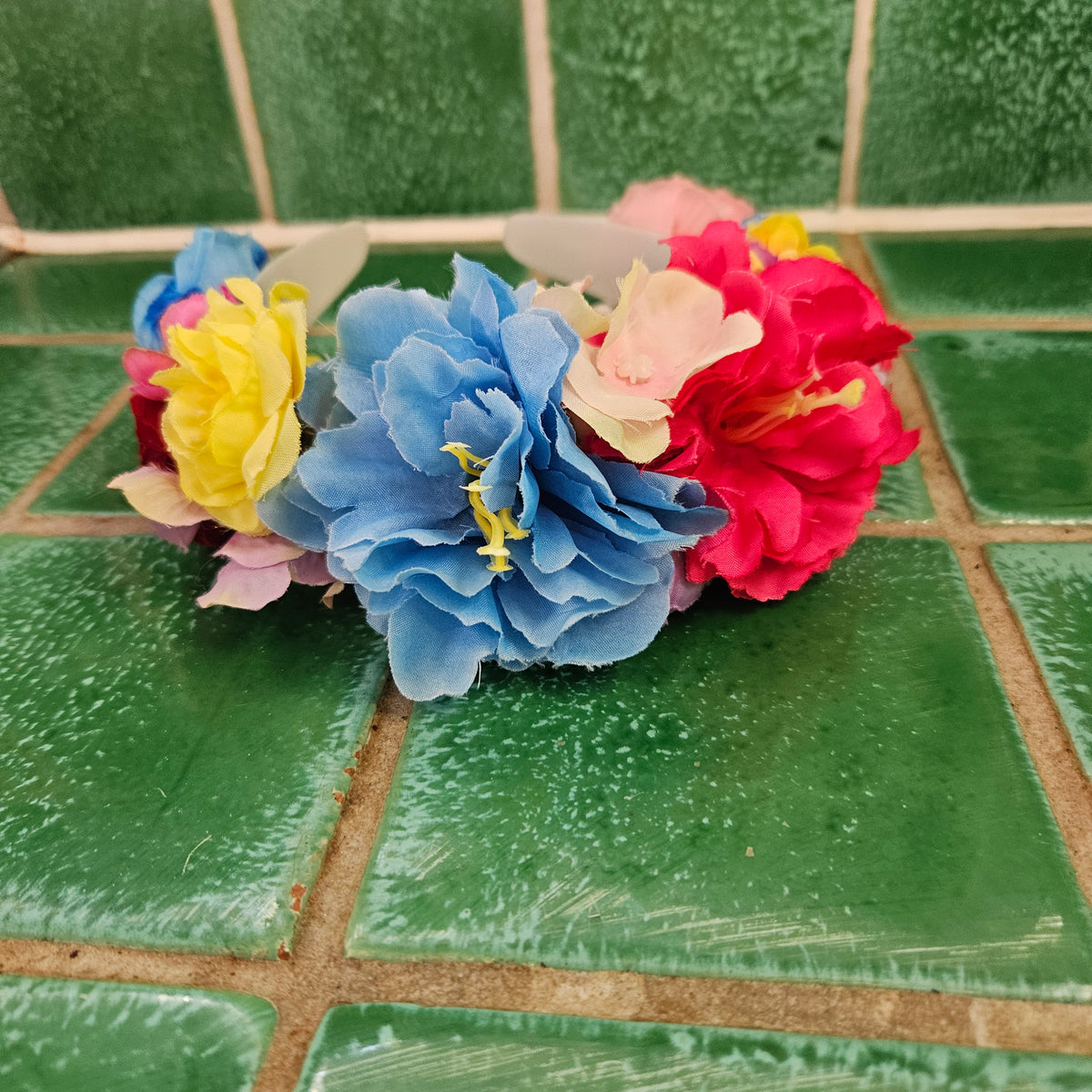 Blomsterkrone - Hårpynt med blomster og perler til bryllup, konfirmation og fest