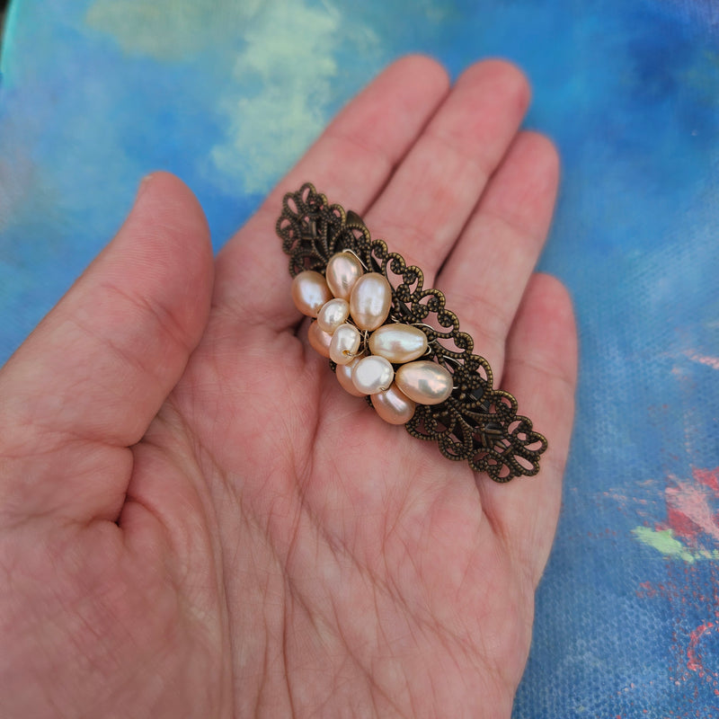 Lille klikspænde med perledekoration - Hårpynt med blomster og perler til bryllup, konfirmation og fest