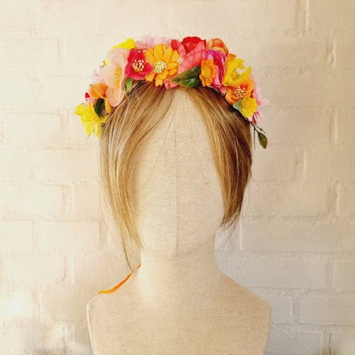 Farveglad blomsterkrone - Hårpynt med blomster og perler til bryllup, konfirmation og fest