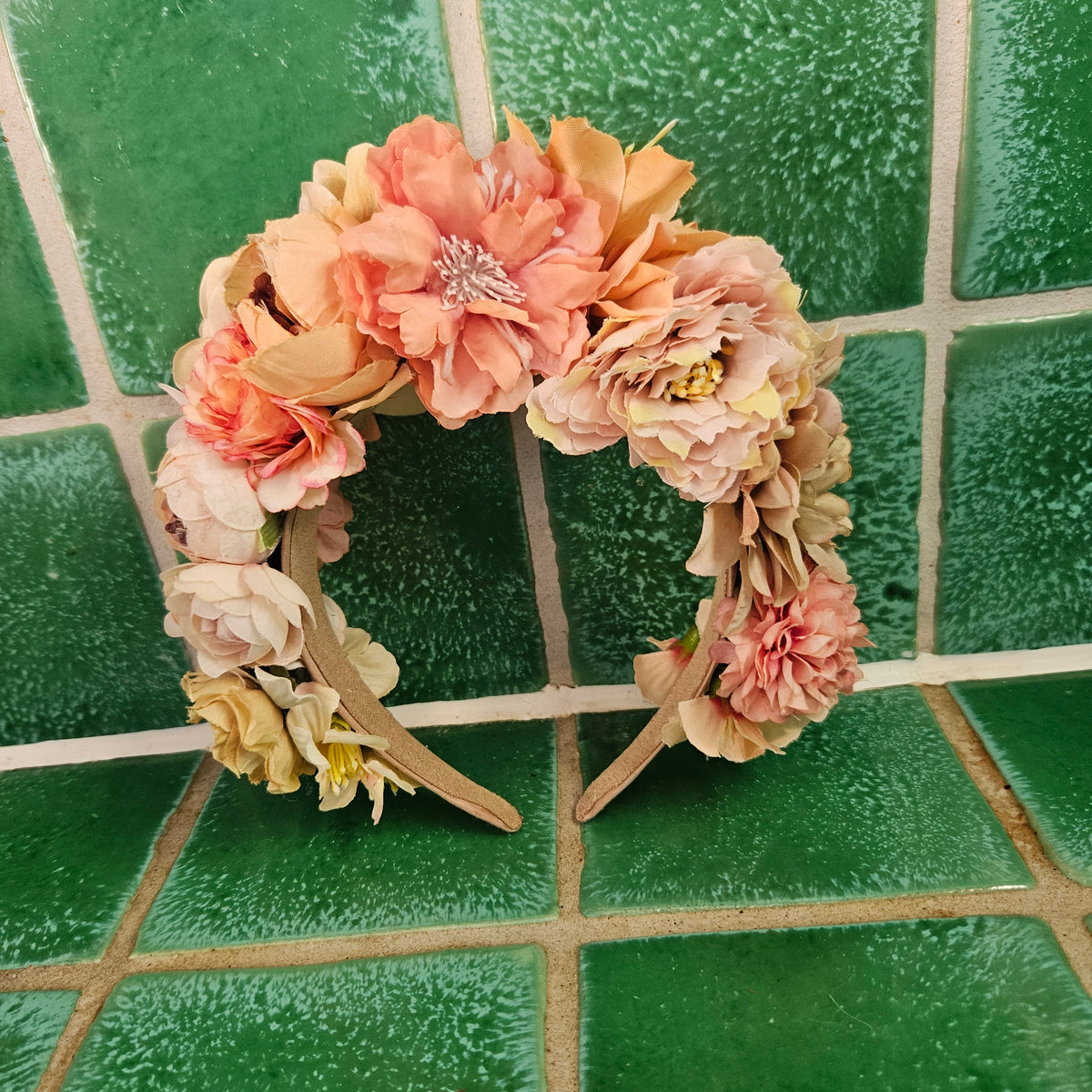 Blomsterkrone - Hårpynt med blomster og perler til bryllup, konfirmation og fest